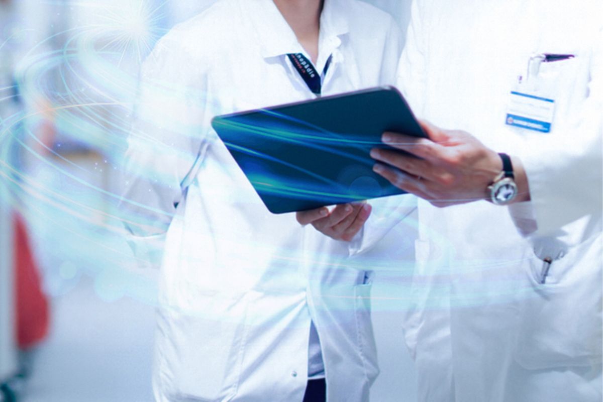 Ein Arzt in Schutzkleidung bedient ein holografisches Interface